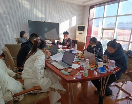 財務(wù)科進(jìn)行年終存貨盤(pán)點(diǎn)